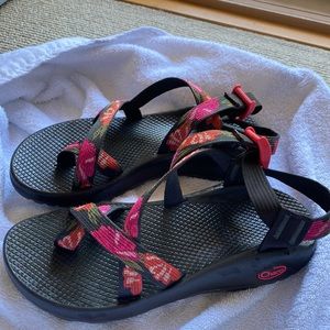 Floral Chaco one toe loop sandal. Size 9. Great condition